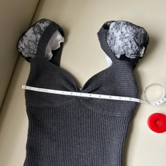 MOSCHINO WOOL RIBBED BODY DRESS WITH LACE PUFFS SLEEVS AND LACE DRESS HEM - Picture 12 of 14